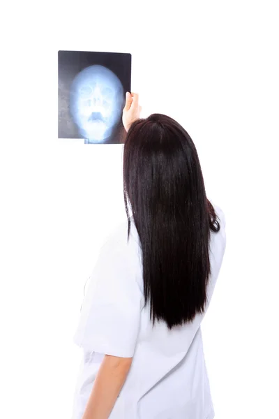 Női orvos ránézünk egy röntgen — Stock Fotó