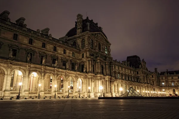Paris - jan 8: Louvren i skymningen i paris, Frankrike — Stockfoto