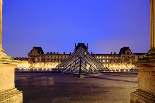 Paryż - 8 stycznia 2012: Zbliżenie piramidy Luwru — Zdjęcie stockowe