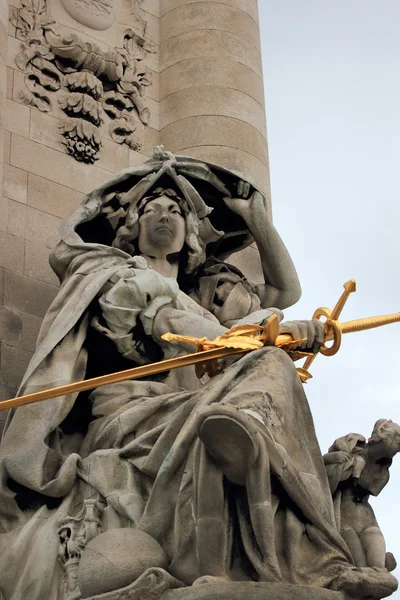 Pomnik na most alexandre iii w Paryżu — Zdjęcie stockowe