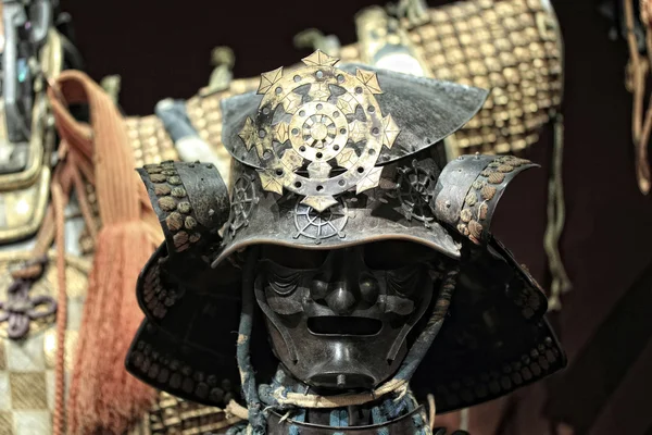 Доспехи самурая на черном — стоковое фото