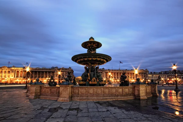 Фонтан на площади Согласия в сумерках — стоковое фото