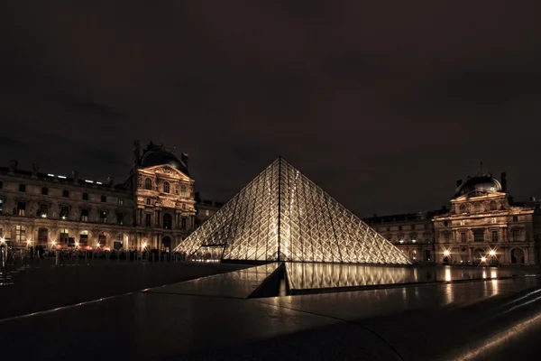 Paris - Jan 8: Louvre Museum in der Abenddämmerung in Paris, Frankreich — Stockfoto