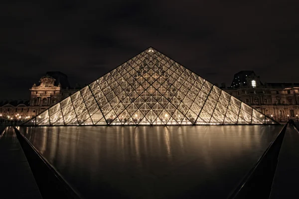 Paris - Jan 8: Louvre Museum in der Abenddämmerung in Paris, Frankreich — Stockfoto