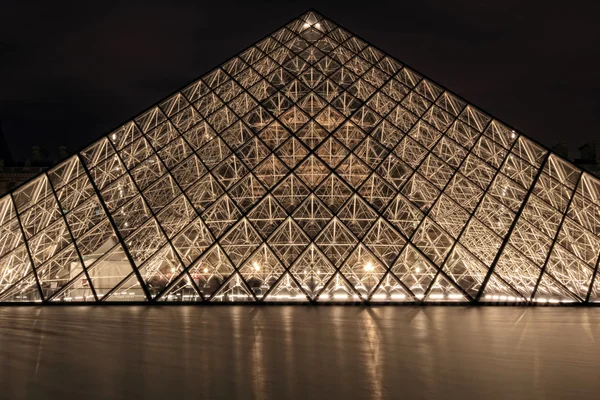 PARIS - JAN 8 : Musée du Louvre au crépuscule à Paris, France — Photo