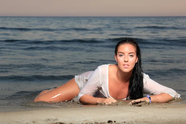 해변에서 촬영하는 여자 — 스톡 사진