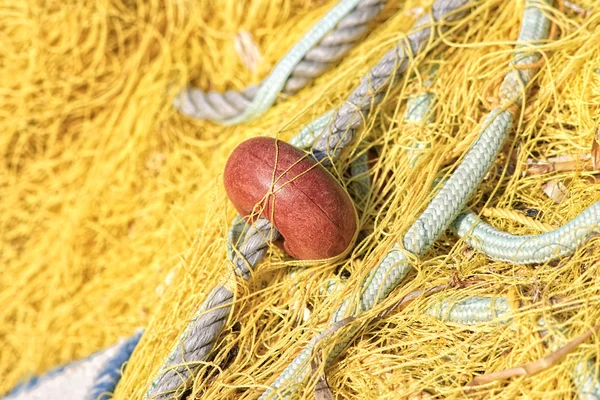 Рыболовные сети и буи снасти — стоковое фото