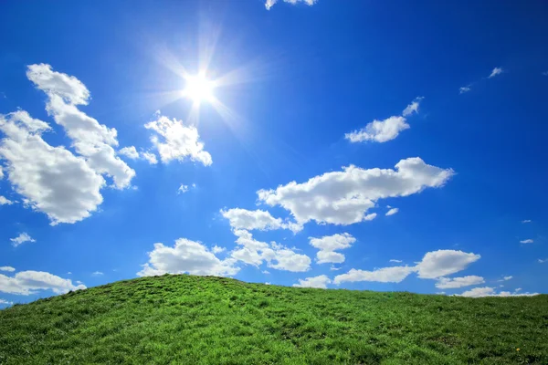Verde hierba colinas bajo el sol del mediodía —  Fotos de Stock