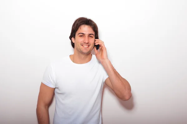 Jovem homem casual falando ao telefone — Fotografia de Stock