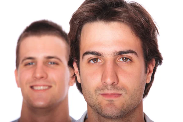 Retrato de dos hombres jóvenes casuales — Foto de Stock