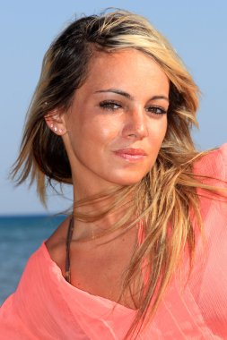 Sahilde poz veren kadın.