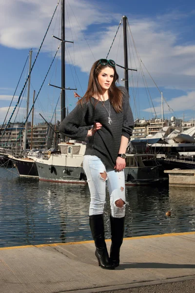 Jonge vrouw in de haven — Stockfoto