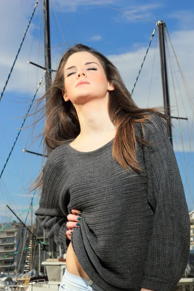 Jovem mulher no porto — Fotografia de Stock