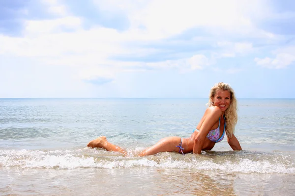 Σέξι κοπέλα που θέτουν στην παραλία — Φωτογραφία Αρχείου