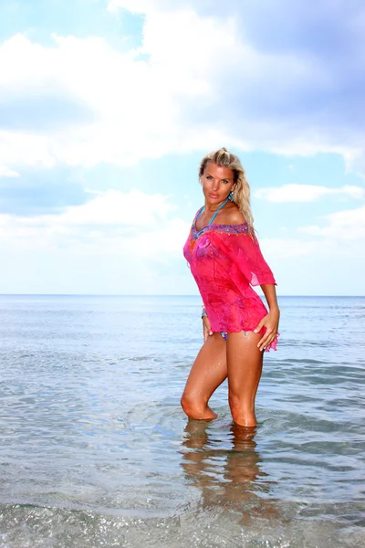 Mladá sexy žena pózuje na pláži — Stock fotografie