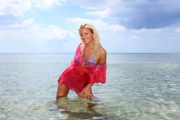 Jonge sexy vrouw die zich voordeed op het strand — Stockfoto