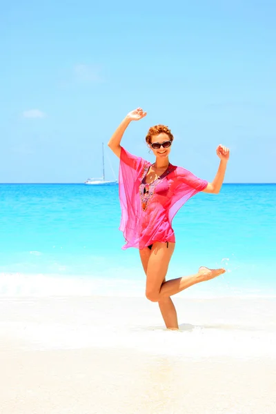 Mujer sexy joven posando en la playa — Foto de Stock