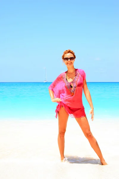 Ung sexig kvinna poserar på stranden — Stockfoto