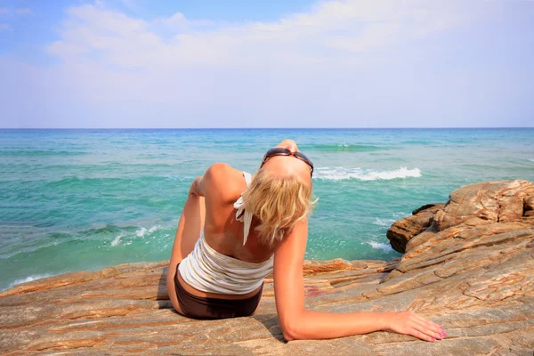 Молодая сексуальная женщина позирует на пляже — стоковое фото