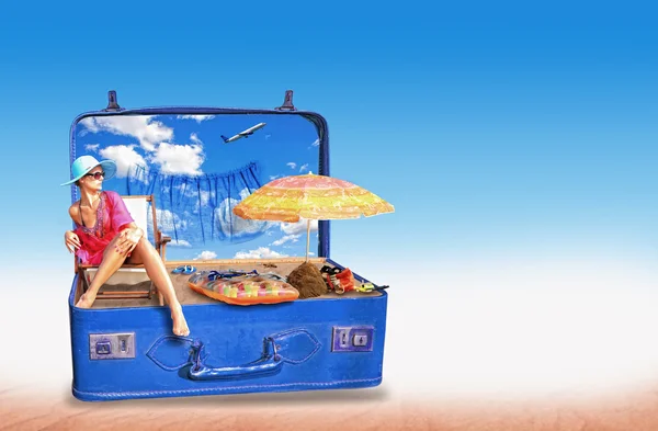 Mujer joven en bikini en una maleta — Foto de Stock