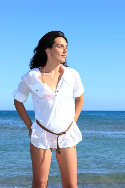 Foto van een mooie vrouw op het strand — Stockfoto