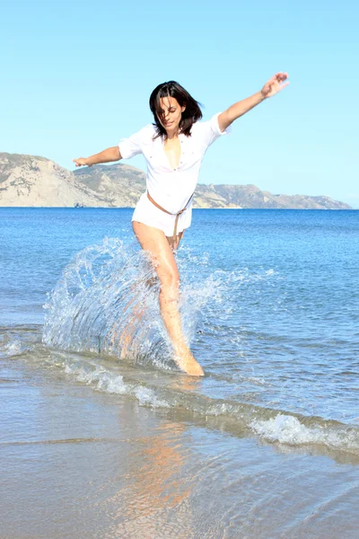 Sexy biquíni modelo se divertindo no oceano — Fotografia de Stock