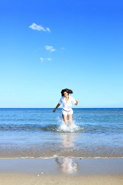 Fotografi av en vacker kvinna på stranden — Stockfoto