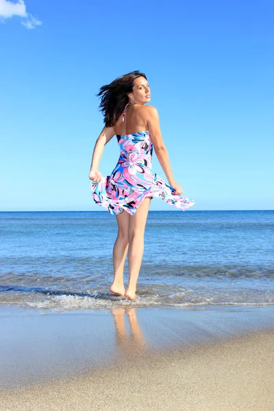 Foto einer schönen Frau am Strand — Stockfoto