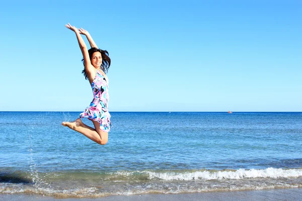 Młoda kobieta, skoki na plaży — Zdjęcie stockowe