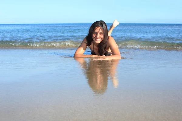 Młoda kobieta sexy stwarzające na plaży — Zdjęcie stockowe