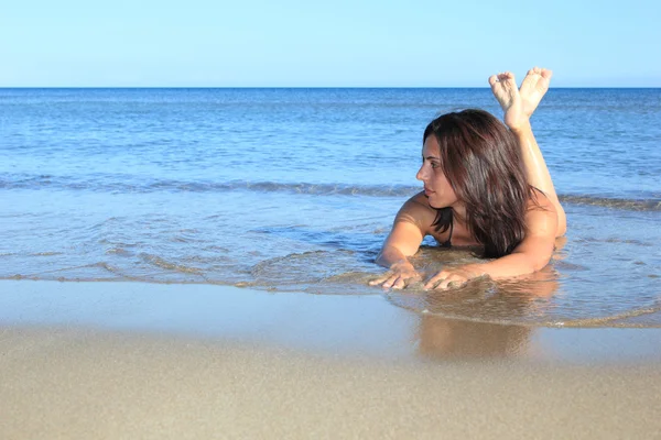 해변에서 포즈를 취하는 젊은 섹시 한 여자 — 스톡 사진