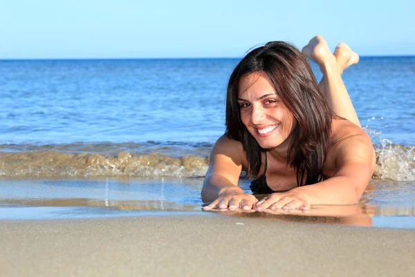 O belo modelo de biquíni posando — Fotografia de Stock