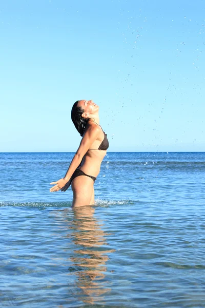 Sexy modelo de bikini divirtiéndose en el océano — Foto de Stock