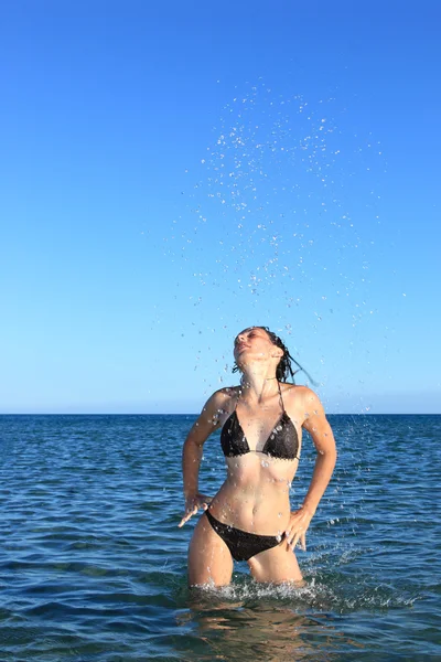 Сексуальная модель бикини, развлекающаяся в океане — стоковое фото