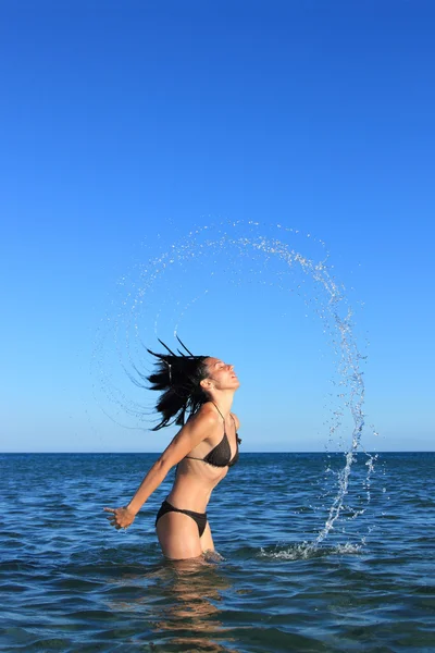 海で楽しんでセクシーなビキニモデル — ストック写真