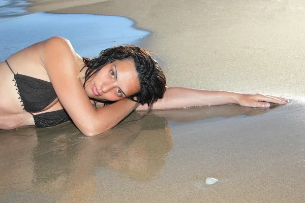 아름 다운 비키니 모델 포즈 — 스톡 사진