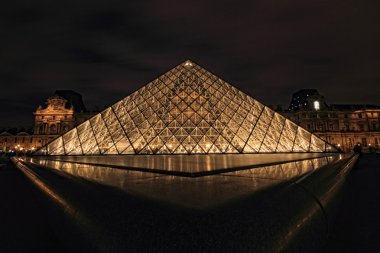 Paris - 8 Ocak 2012: louvre piramit closeup shined alacakaranlıkta Paris, Fransa.