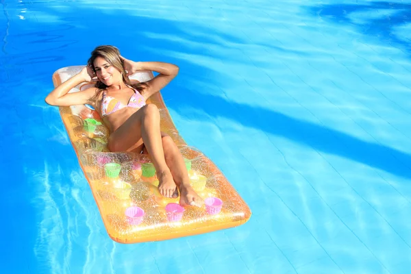 Молода жінка в басейні — стокове фото