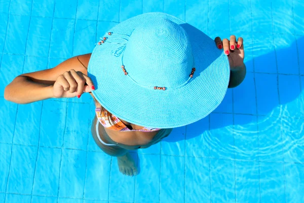 Jonge vrouw in zwembad — Stockfoto