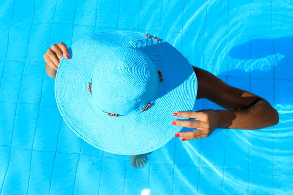 Giovane donna in piscina — Foto Stock
