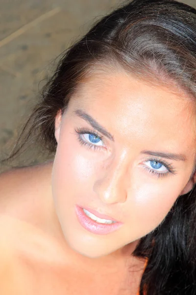 Mooie jonge vrouw aan het strand — Stockfoto