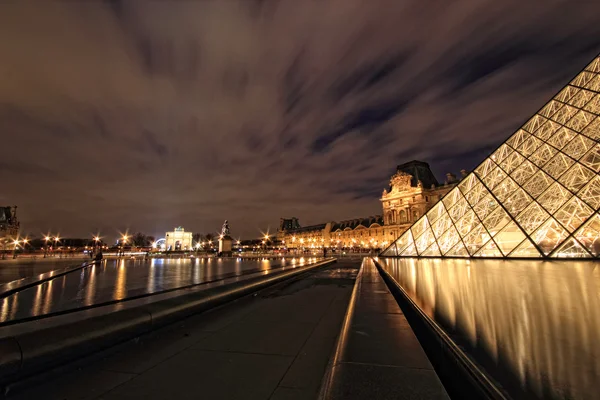 PARIS - 8 de janeiro de 2012: Encerramento da Pirâmide do Louvre brilhou ao anoitecer em Paris, França . — Fotografia de Stock