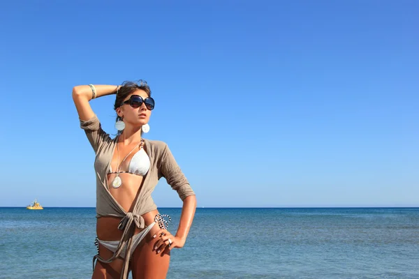 Das schöne Bikini-Model posiert — Stockfoto