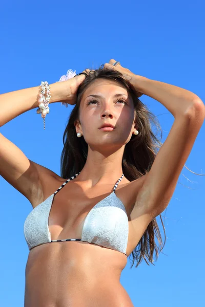 La bella modella bikini posa — Foto Stock