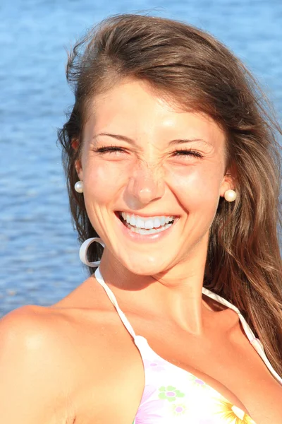 Een mooie jonge vrouw op het strand — Stockfoto
