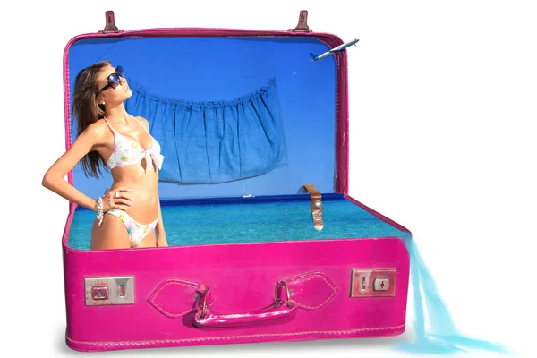 Junge Frau im Bikini im Koffer — Stockfoto