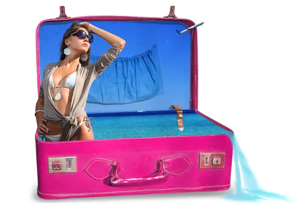 Mujer joven en bikini en una maleta — Foto de Stock