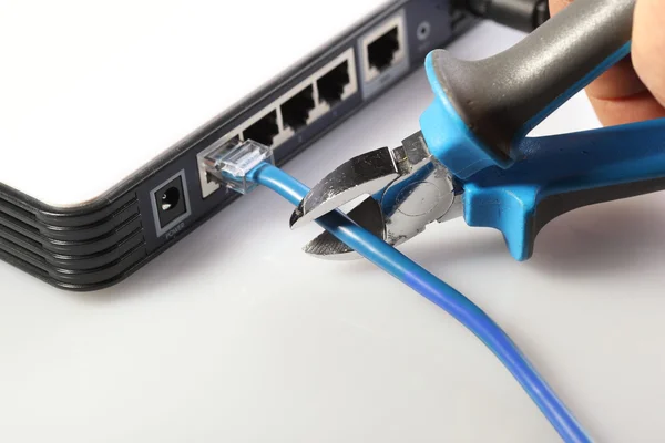 Řezání internet kabel — Stock fotografie