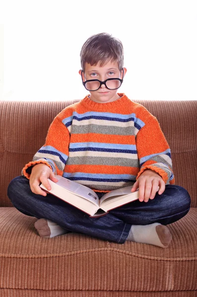 Jong kind met boek — Stockfoto
