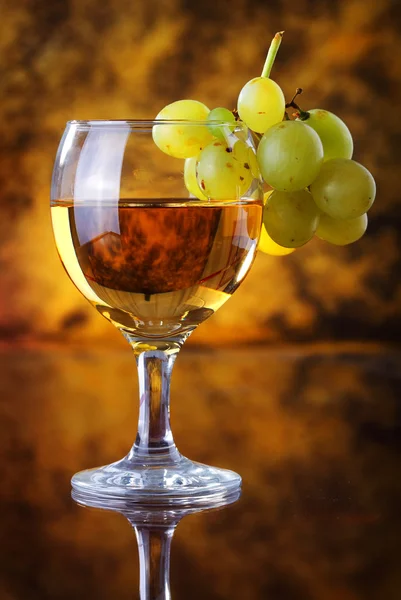 Glass of wine with grape — Stock Photo, Image